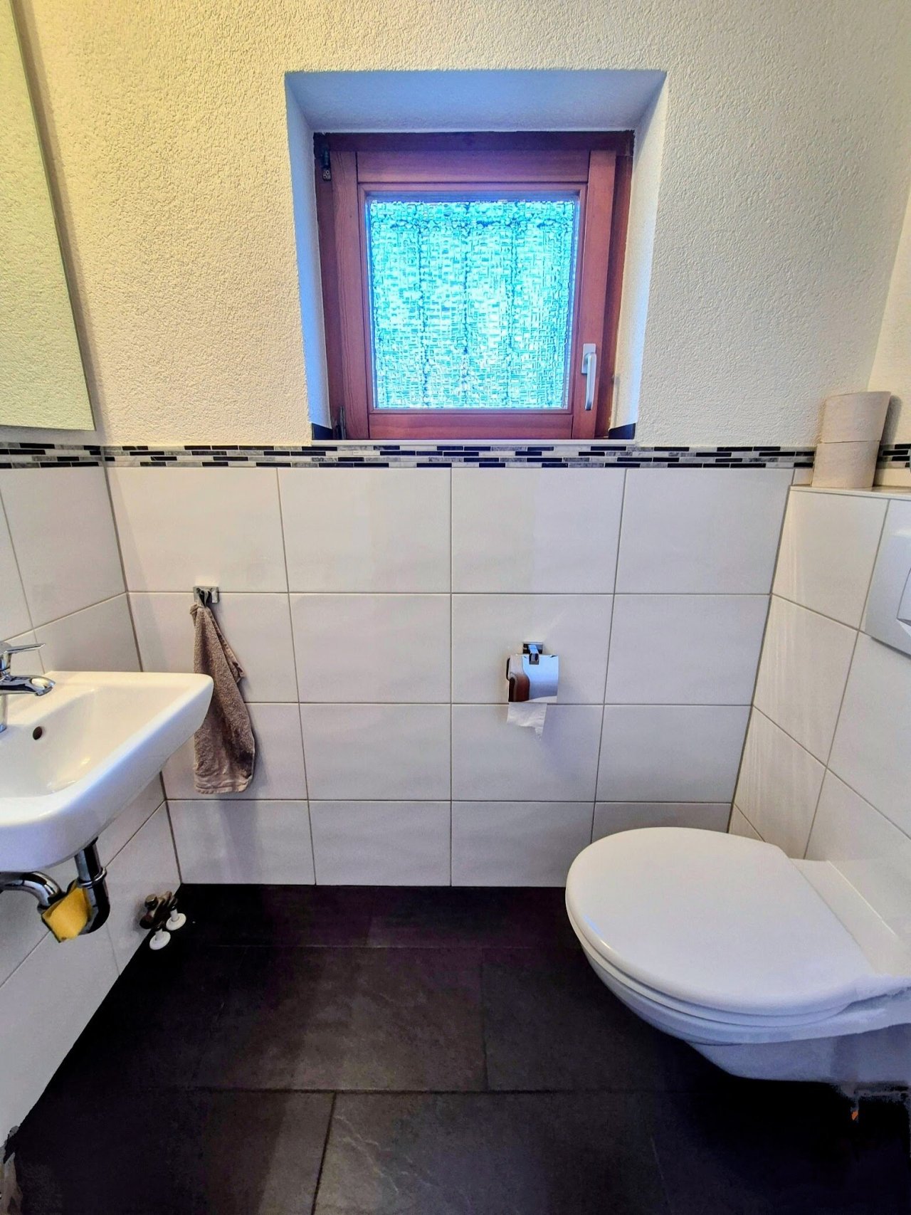 Gäste WC mit Fenster für natürliche Belüftung