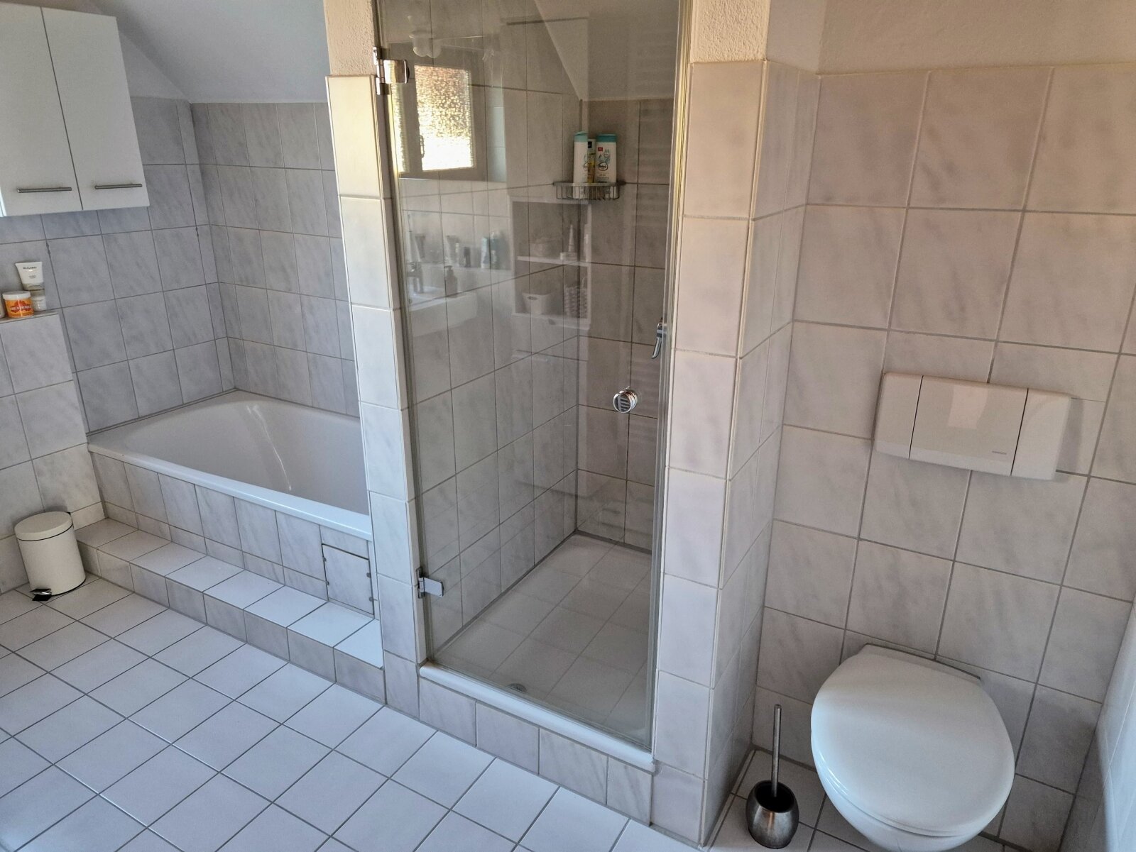 Helles Badezimmer mit Dusche und Badewanne