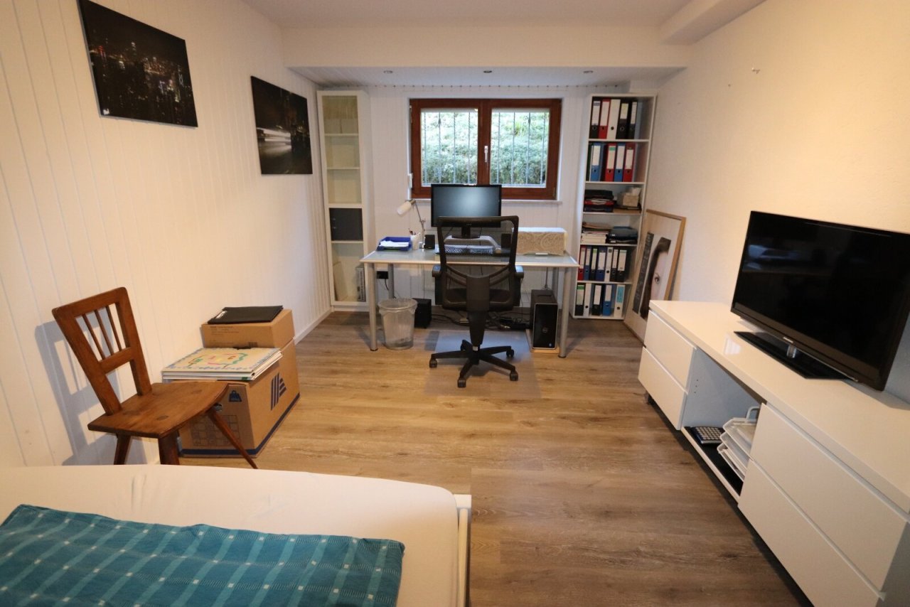 Multifunktionales Zimmer mit flexiblen Nutzungsmöglichkeiten 