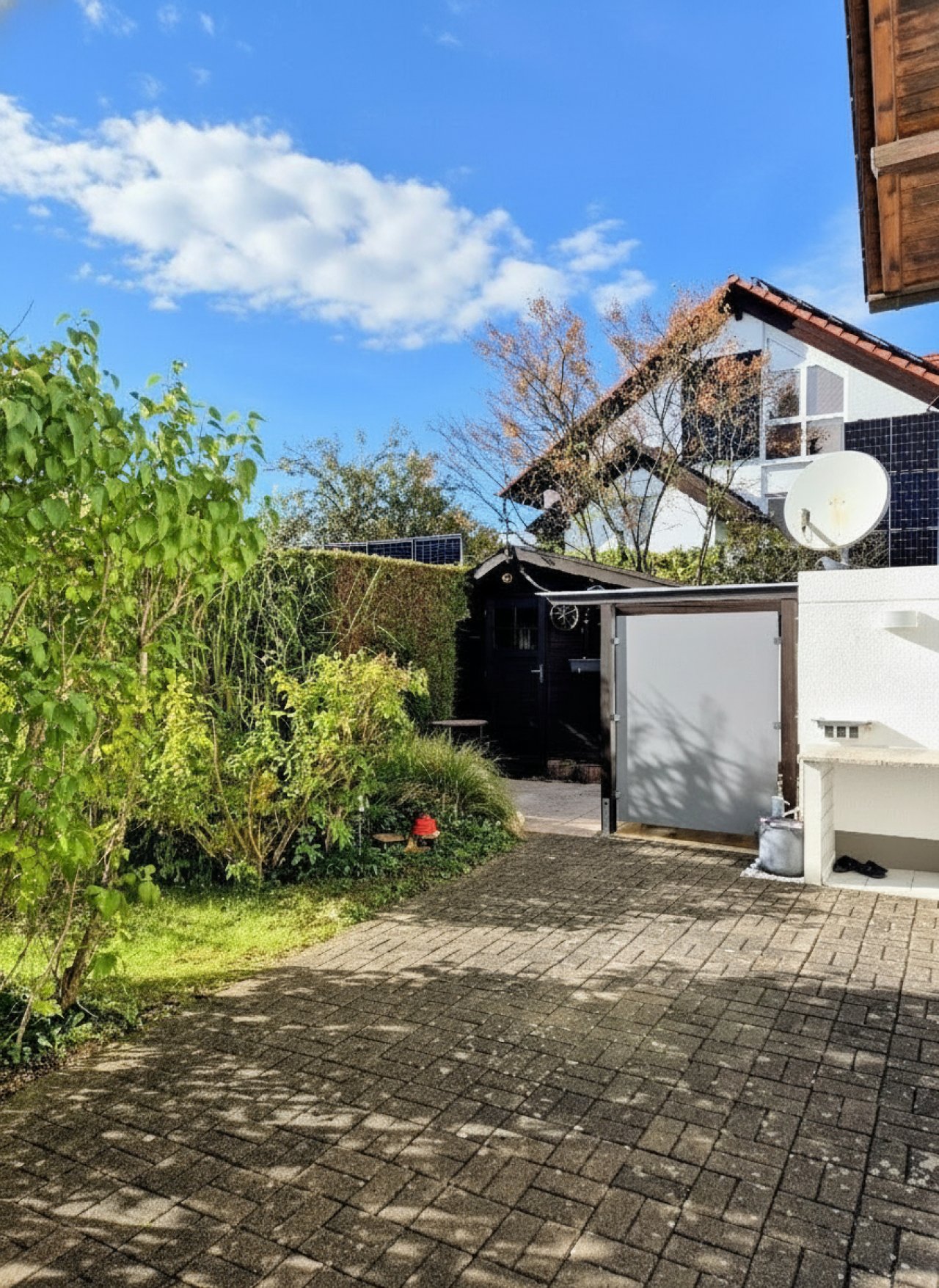Außenbereich mit Gartenhäuschen und Terrasse
